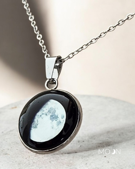 Luna Gibosa Menguante + Cadena de acero quirúrgico o plata 925